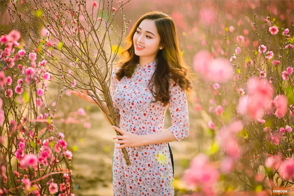 Hình ảnh người con gái xứ Bắc với chiếc áo dài thiết tha, dịu dàng bên cạnh những cành hoa đào nở rộ đua nhau khoe sắc