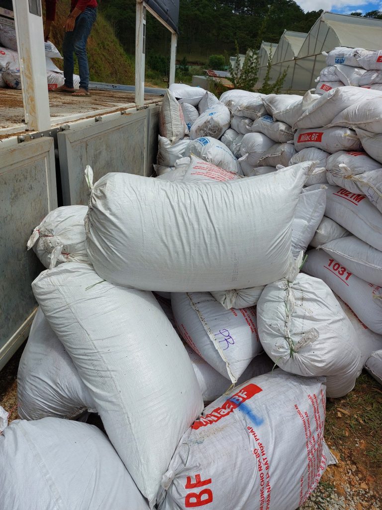 Phân gà đóng bao