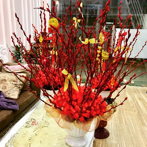 Bình hoa nụ tầm xuân trang trí thêm không gian ấm cúng hơn