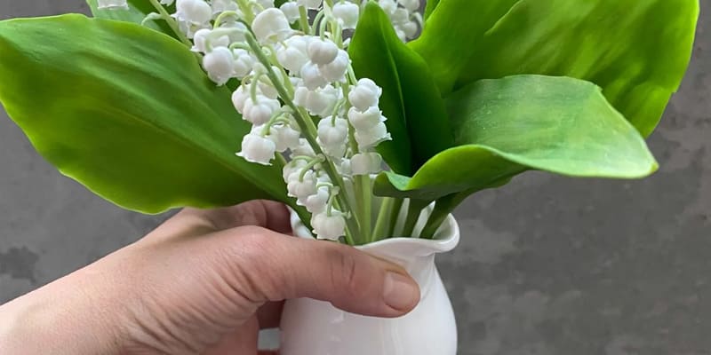 Cắm bình hoa linh lan đẹp mắt cho không gian