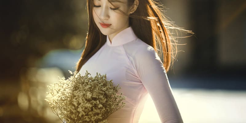 Người đẹp bên hoa chấm bi