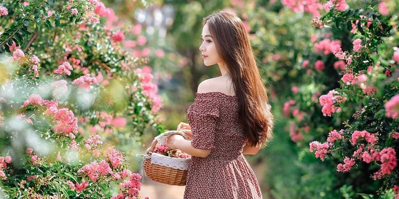 Nhiều du khách thích thú chụp ảnh cùng oa tử vi