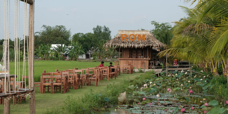 Hoa sen làm đẹp cho không gian quán